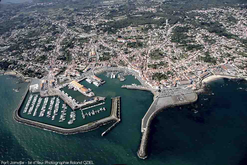 Port Joinville sur l&apos;Ile d&apos;Yeu vu d&apos;avion