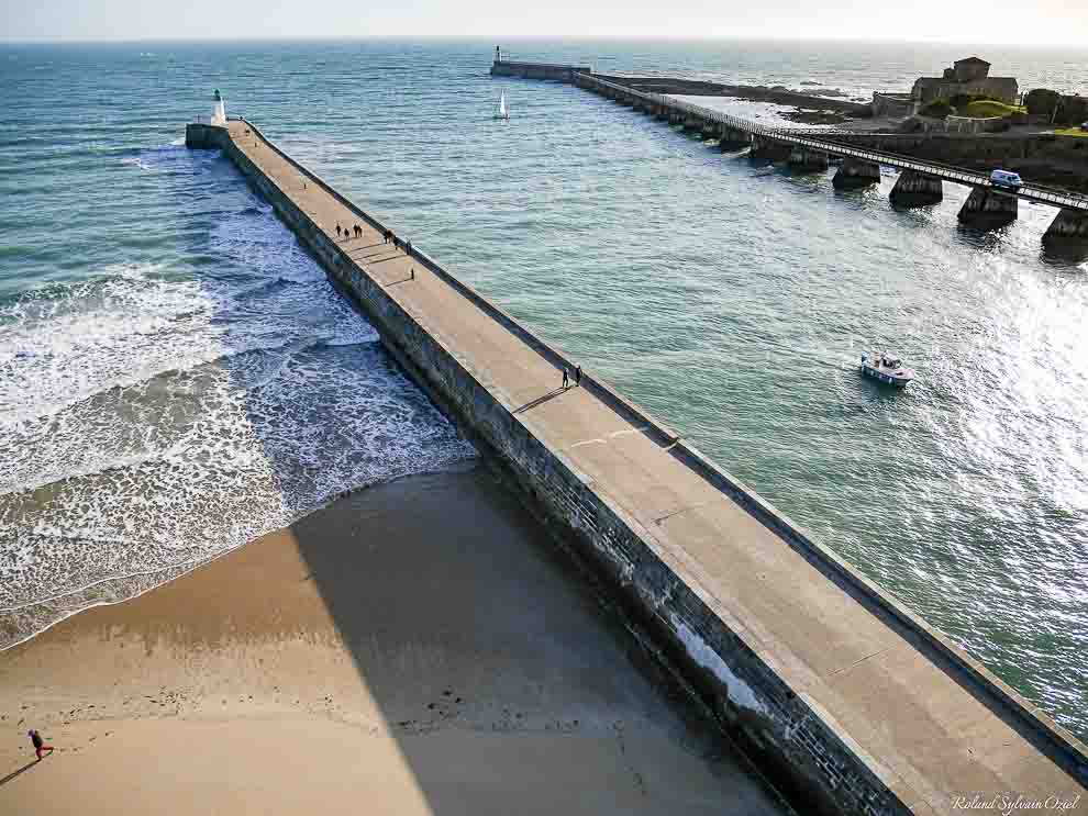Les Sables d&apos;Olonne les jetées avec les phares