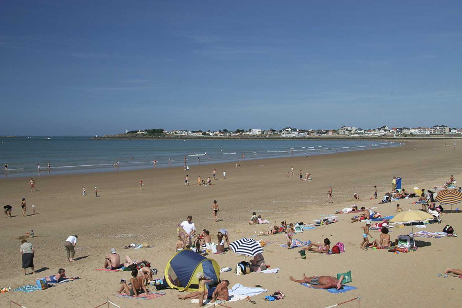 Saint Gilles Croix de Vie Grande Plage et surfeurs