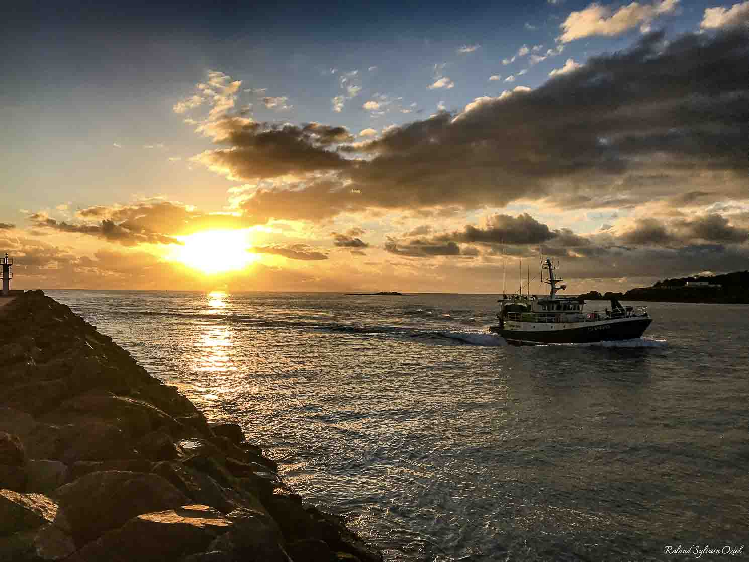 Bateau de pêche rentrant dans le Port de Saint Gilles Croix de Vie