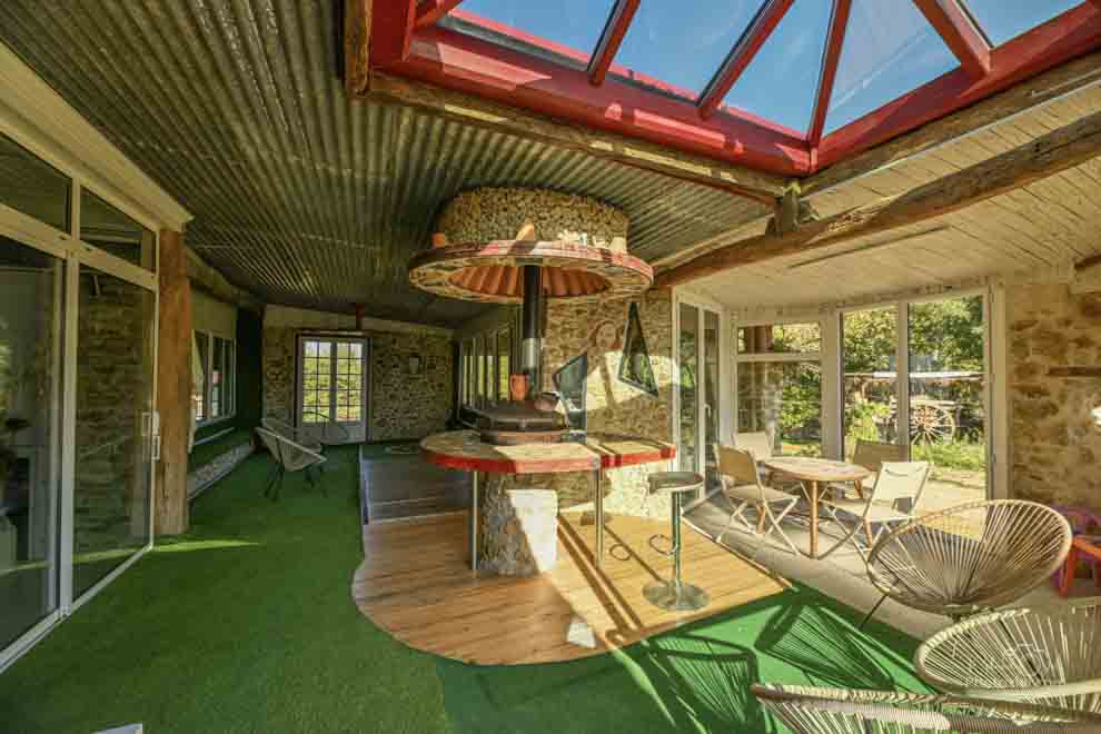 Grande pièce avec des jeux, palet, quilles/bowling, etc ...